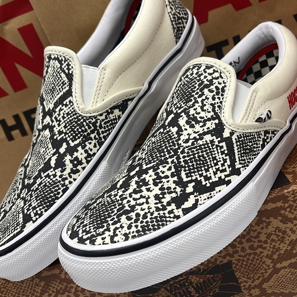 Vans Men’s Skate Slip-On Hockey Skateboards Snake
VN0A5FCA7W1
Sneakers - Picture 8 of 16
